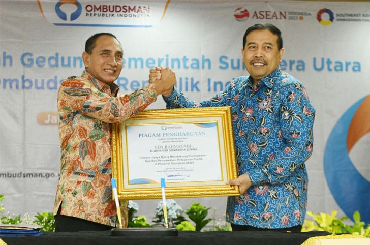 Ombusman RI memberikan penghargaan kepada Gubernur Sumut