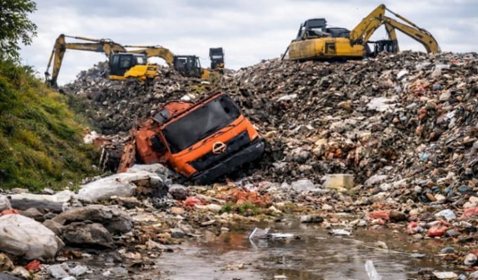 Longsor Sampah di Bantargebang, Tim SAR Evakuasi Korban Tertimbun Bantargebang