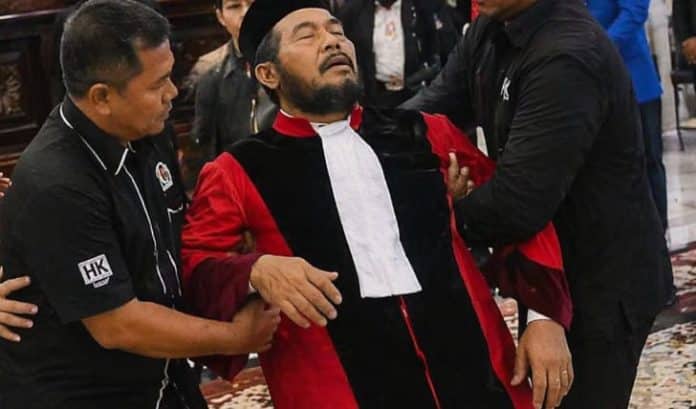 Mantan Ketua MK Anwar Usman Pingsan Saat Prosesi Wisuda Purnabakti MK