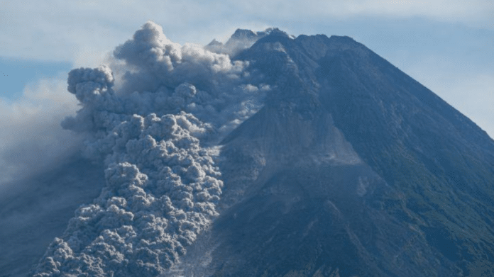 Gunung Merapi Kembali Keluarkan Erupsi Tiga Kali Merapi