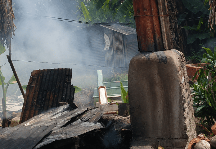 Aktifitas Pembakaran Arang Tempurung Kelapa di Permukiman Padat Penduduk Bulukumba Pembakaran